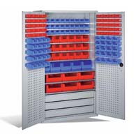 Schrank mit Sichtlagerkästen und Schubladen